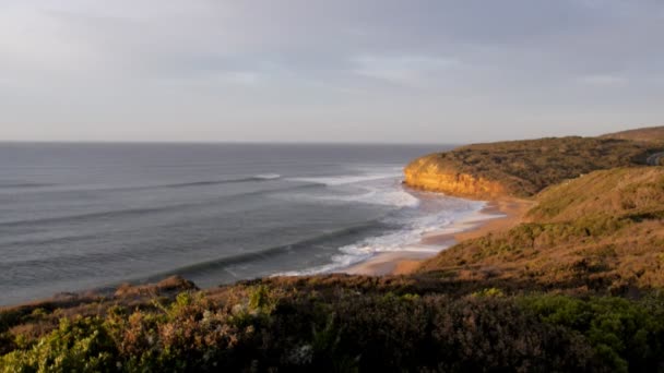 Vågorna bryter på bells beach — Stockvideo