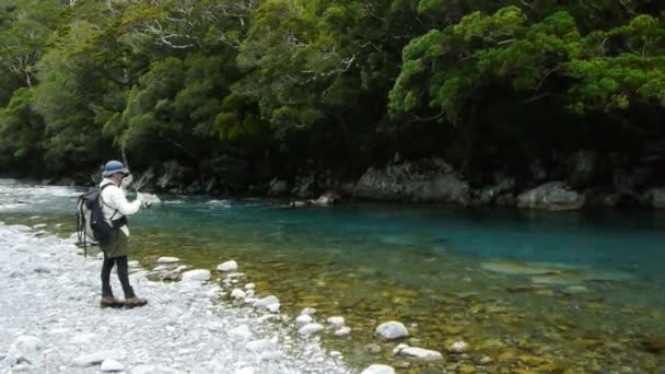 Pescador Lucha Contra Una Nueva Trucha Grande Zealand Marrón — Vídeos de Stock