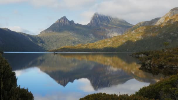 Cradle mountain nagedacht over duif lake — Stockvideo