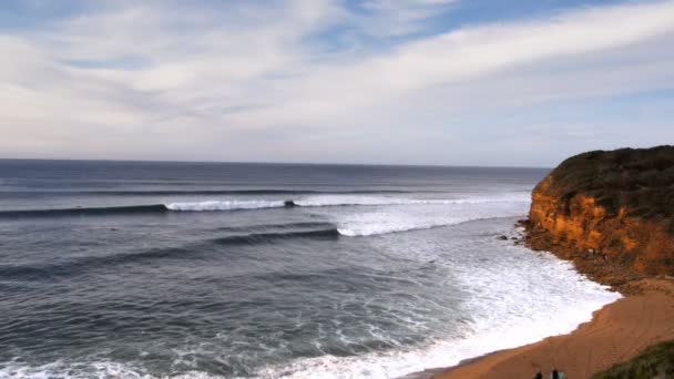Волны ломаются на пляже колоколов — стоковое видео