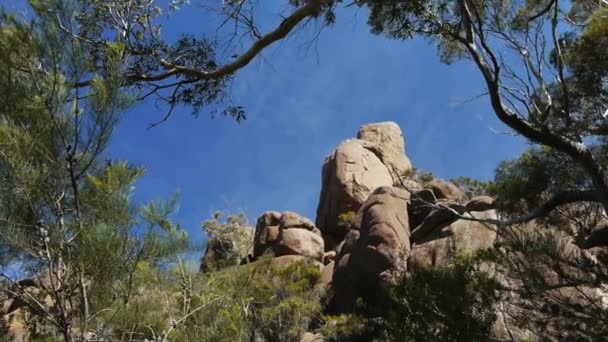 Grote rotsblokken in freycinet — Stockvideo