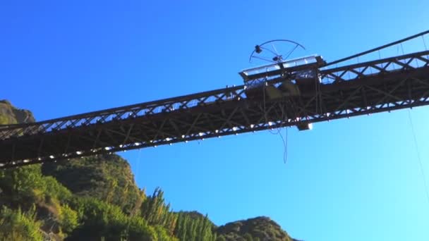 Mujer bungy salta desde el puente de Kawarau — Vídeo de stock