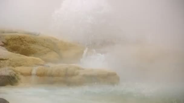 Éruption d'un petit geyser en gros plan . — Video