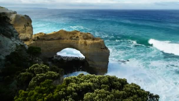 Přírodní skalní oblouk v port campbell — Stock video