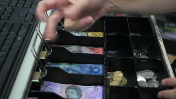 Помічник магазину, беручи валютні банкноти з касового апарату — стокове відео
