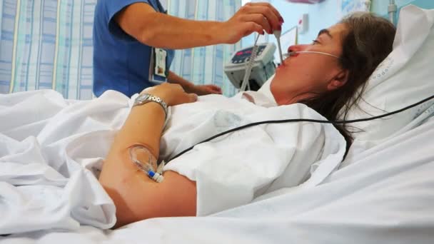 Kanwal Avustralya Şubat 2013 Bir Hemşire Bayan Hasta Sıcaklığını Ölçer — Stok video