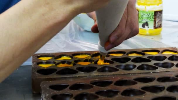 Рабочий, производящий шоколад — стоковое видео