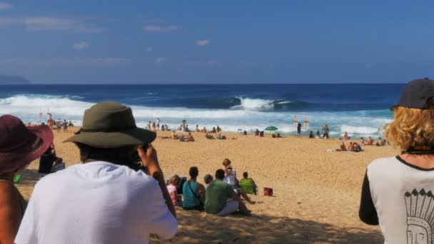 美国瓦胡岛 观众和摄影师在瓦胡岛北岸著名的管道观看海浪骑手 — 图库视频影像