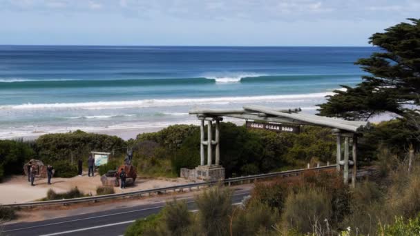 Lorne Australien September 2013 Bil Hårddiskar Valvporten Memorial Stor Ocean — Stockvideo