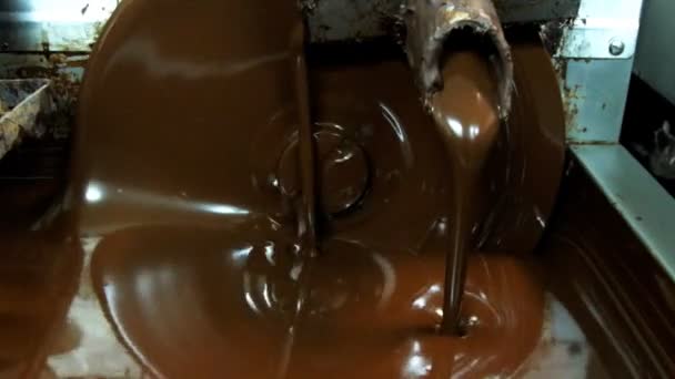 En maskin blandar choklad — Stockvideo