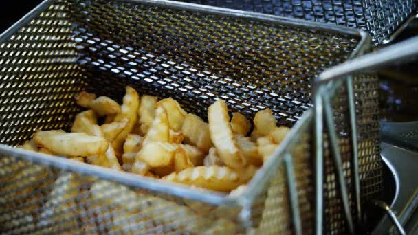 Franse frietjes afvoer in een mandje — Stockvideo