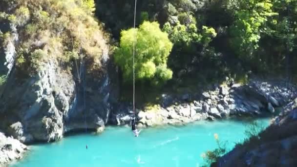 Kawarau Köprüsü'nden kadın bungy atlama — Stok video