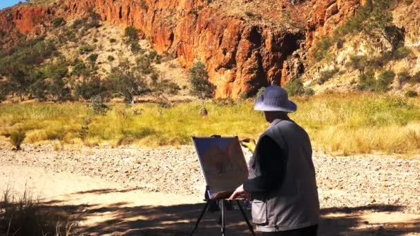 Artista pintura glen helen gorge — Vídeos de Stock