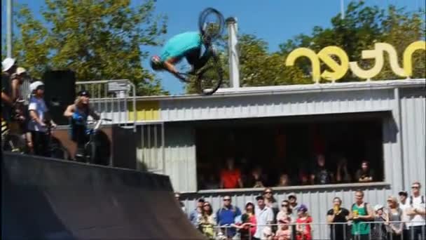 BMX rider rowerów robi back flip 180 — Wideo stockowe