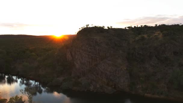 在日落时凯瑟琳峡谷 — 图库视频影像