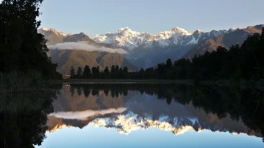 Göl matheson yansıyan mt cook