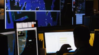 Sydney, Avustralya - 17 Haziran 2012: bir bağlantı noktası trafik kontrol merkezi radar ve video gözetim monitör ile iç