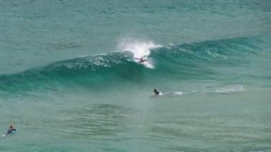 Port Arthur, Avustralya - 5 Ocak 2014: bir sörfçü 1080 p 60 fps hızında kaydedilen bir dalga tarafından kaplıdır