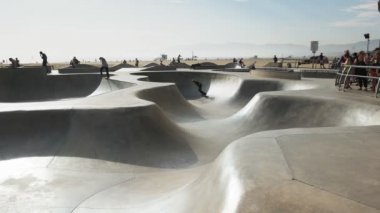 Los Angeles, Kaliforniya, ABD - 25 Ağustos 2015: Venedik skate park bir patenci rides venice beach, los angeles, Kaliforniya