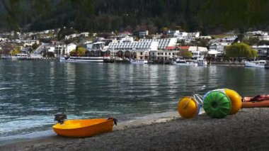 bir Queenstown sahildeki binalar
