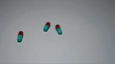 tezgah üstü düşen hapları