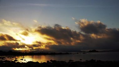 Güneş Bulutların arasından yükselen