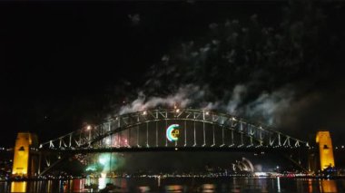 Sidney liman köprüsü üzerinde havai fişek