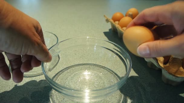 Personne séparant un jaune d'oeuf — Video