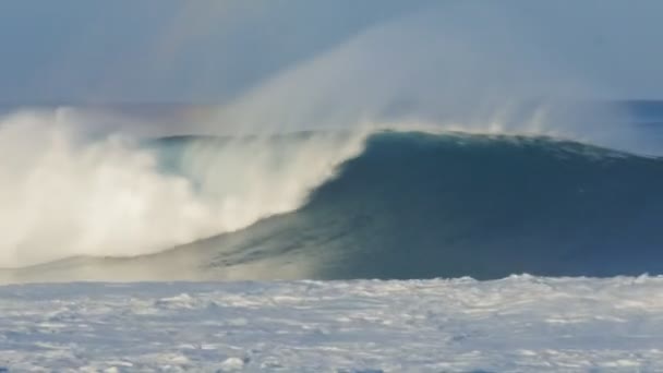 Неуправляемые волны ломаются на берегу — стоковое видео