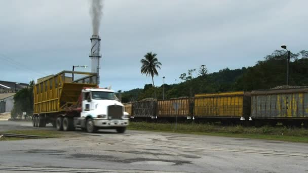 澳大利亚莫斯曼 2012年7月5日 一辆空载漏斗的卡车在澳大利亚 Qld Mossman 留下一家糖厂 — 图库视频影像