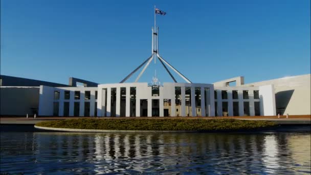 澳大利亚坎贝拉议会大厦前的院子 — 图库视频影像