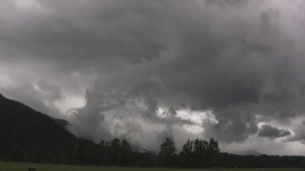 Nuvens rodopiando de uma montanha — Vídeo de Stock