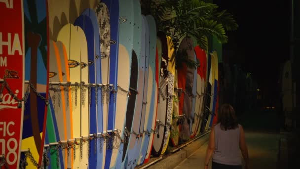 Rack von Surfbrettern waikiki — Stockvideo