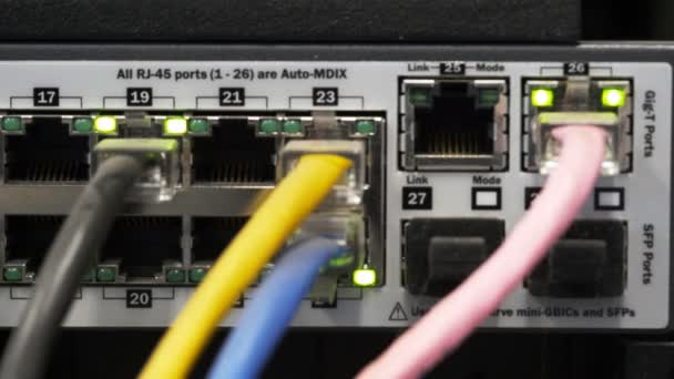 câbles sur un serveur réseau 