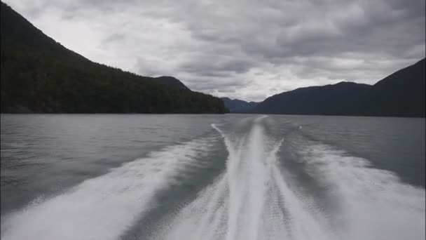 Folge eines Schnellbootes auf einem See — Stockvideo