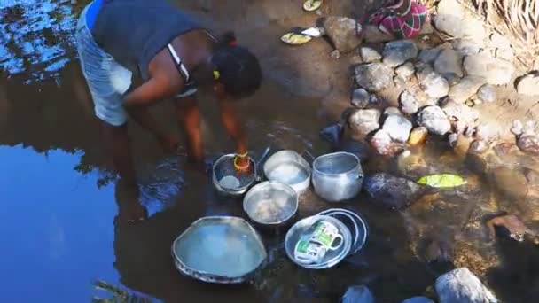 パプア ニューギニアのネイティブ少女がストリームで皿を洗いキンベ パプア ニューギニア 2014 — ストック動画