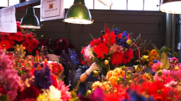 Bloemist bereidt een boeket — Stockvideo