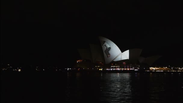 夜のシドニーのオペラハウス — ストック動画
