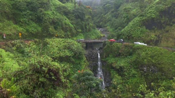 Verkehr verlangsamt sich an Brücke über Wasserfall — Stockvideo