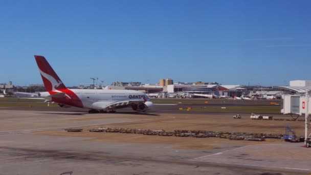 Qantas airbus taxiing untuk lepas landas — Stok Video