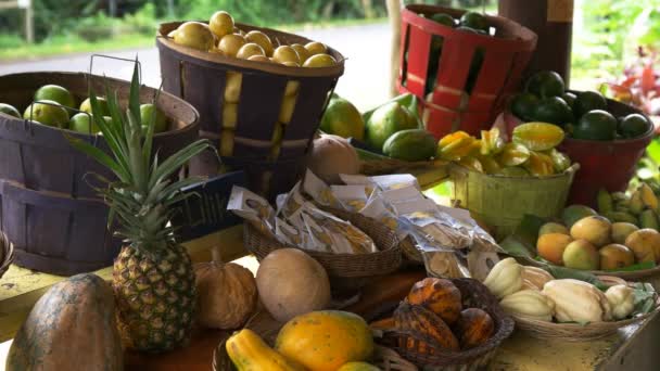 Frutos tropicais frescos para venda — Vídeo de Stock