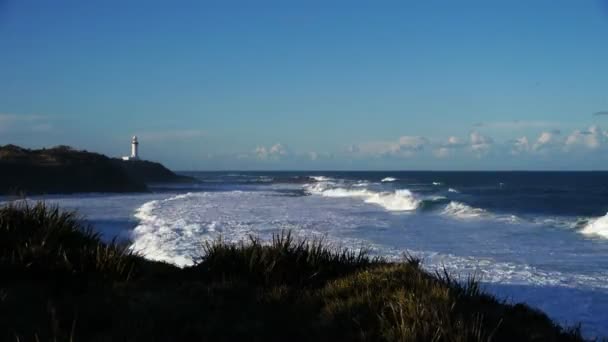 Vagues roulent dans un phare — Video