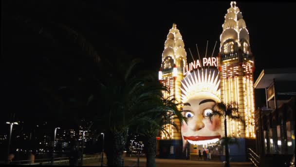 Sydney harbour luna park girişinde — Stok video