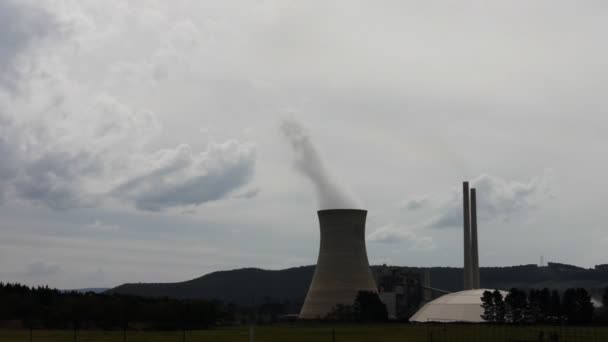 Gewitterwolken über Kraftwerk — Stockvideo