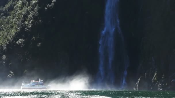 Milford sound cruise and waterfall — Stock Video