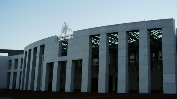 Zeitraffer Der Außenfassade Des Parlamentsgebäudes Canberra Australia Der Abenddämmerung — Stockvideo