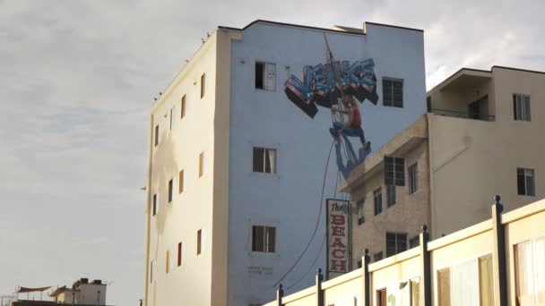 ロサンゼルス カリフォルニア アメリカ合衆国 2015 アーティスト Rip 走れなくなったによってベニス ビーチに巨大壁画のクローズ アップ — ストック動画