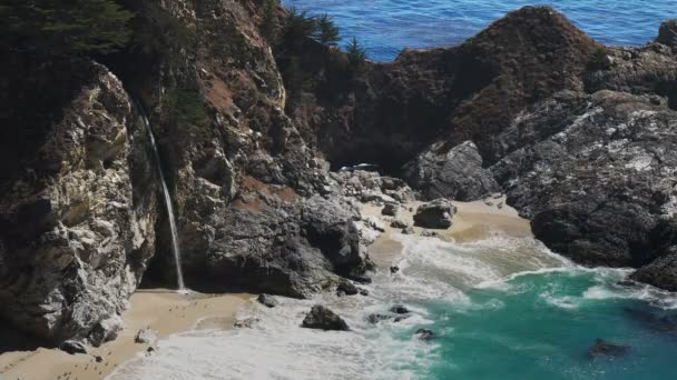 Mcway cae en Julia Pfeiffer Burns State Park — Vídeo de stock