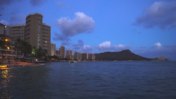 Waikiki ao entardecer — Vídeo de Stock