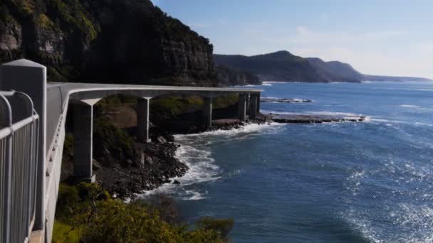 Offshore-parallelle sea cliff brug — Stockvideo